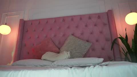 Honey Moon  Help me to reach 100 thumbs up online show from 04-15-26, 07:32