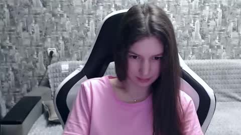 Snapshot of honeyynancyy chatting on 12-17-24, 12:43 Nancy online show from 12-17-24, 12:43