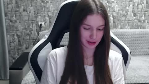 Snapshot of honeyynancyy chatting on 12-18-24, 12:51 Nancy online show from 12-18-24, 12:51