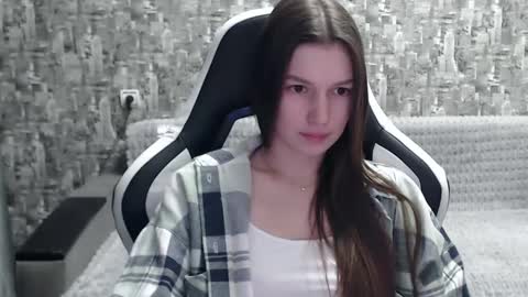 Snapshot of honeyynancyy chatting on 12-21-24, 10:39 Nancy online show from 12-21-24, 10:39