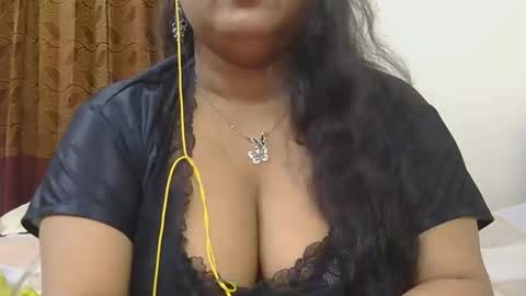 Snapshot of horneydesibabe chatting on 10-11-25, 06:17 horneydesibabe online show from 10-11-25, 06:17