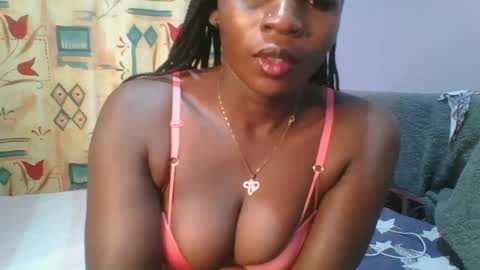 Snapshot of horny_hearts chatting on 02-21-25, 03:01 phanice online show from 02-21-25, 03:01