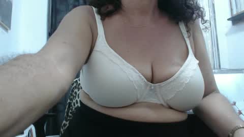 Snapshot of horny_mommy17 chatting on 12-12-24, 12:38 armina online show from 12-12-24, 12:38