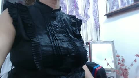 Snapshot of horny_mommy17 chatting on 01-06-25, 12:37 armina online show from 01-06-25, 12:37