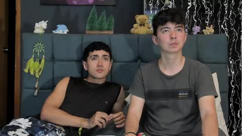 Snapshot of horny_twinks_guys chatting on 01-06-25, 12:16 Alex and Camilo online show from 01-06-25, 12:16