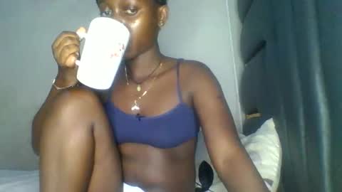 Snapshot of hornybella84 chatting on 05-25-26, 06:30 Bella online show from 05-25-26, 06:30