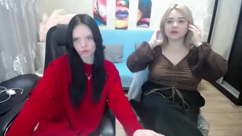 Lola and Lana online show from 12-21-25, 06:48
