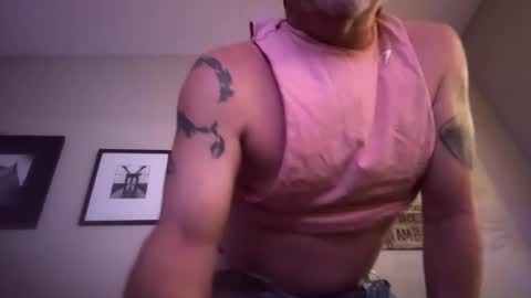 Snapshot of hoss43040 chatting on 12-20-25, 01:23 hoss43040 online show from 12-20-25, 01:23