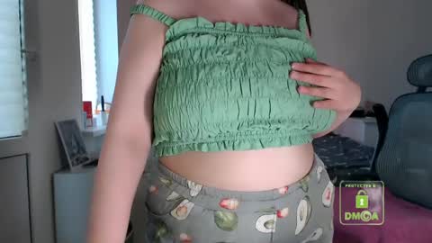 Snapshot of hot_and_pretty chatting on 05-17-26, 02:46 Lila online show from 05-17-26, 02:46