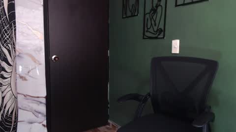 Snapshot of hot_chocolate_4u chatting on 06-20-26, 03:48 hot chocolate 4u online show from 06-20-26, 03:48