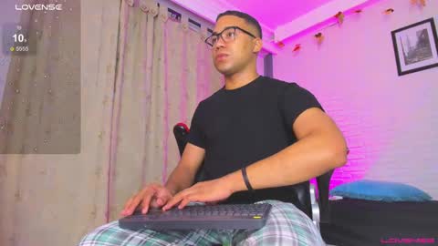 Snapshot of hot_dreams_x chatting on 01-15-25, 01:02 hot_dreams_x online show from 01-15-25, 01:02