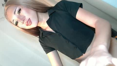 Snapshot of hot_little_angel18 chatting on 06-28-26, 03:23 hot_little_angel18 online show from 06-28-26, 03:23