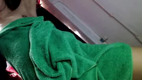 hot_moma69 online show from 04-12-26, 02:16