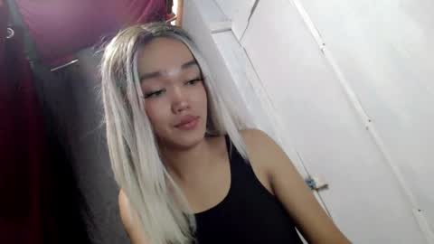 hot_moma69 online show from 04-22-26, 08:17