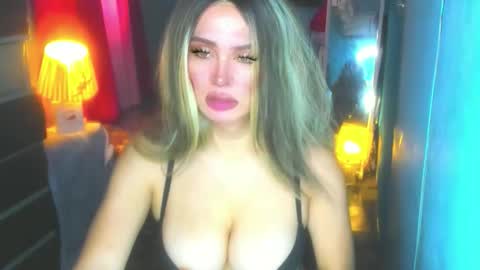 Snapshot of hotbabe_tanya chatting on 10-21-25, 01:50 T A N Y A online show from 10-21-25, 01:50