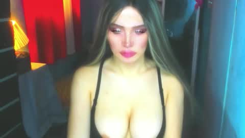 Snapshot of hotbabe_tanya chatting on 12-18-25, 02:28 T A N Y A online show from 12-18-25, 02:28