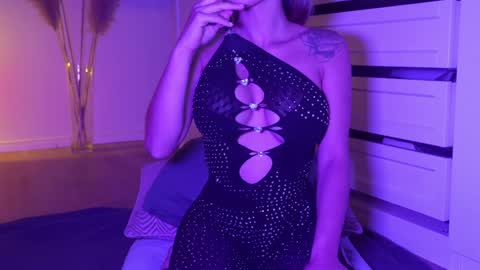 Snapshot of hotbella_ chatting on 09-12-25, 04:07 Bella online show from 09-12-25, 04:07