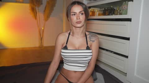 Snapshot of hotbella_ chatting on 10-26-25, 05:30 Bella online show from 10-26-25, 05:30