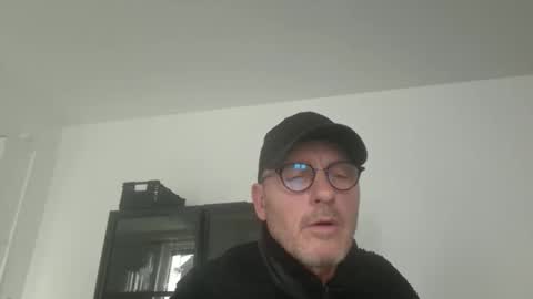 Snapshot of hotcriss76 chatting on 12-17-25, 11:05 HotCriss online show from 12-17-25, 11:05