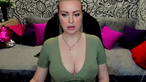 Snapshot of hotdreamhere chatting on 02-06-25, 02:37 Alice online show from 02-06-25, 02:37