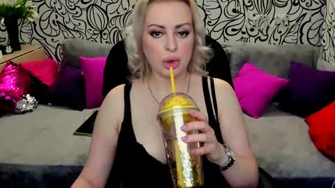 Snapshot of hotdreamhere chatting on 02-11-25, 11:10 Alice online show from 02-11-25, 11:10