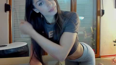 Snapshot of hotel77777 chatting on 12-18-24, 11:51 Erika online show from 12-18-24, 11:51