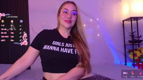 Snapshot of hotpawgmilf chatting on 07-22-26, 04:37 Sussy Bloom online show from 07-22-26, 04:37