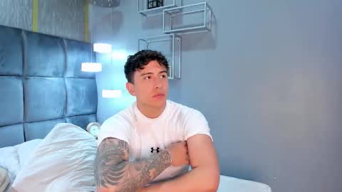 Snapshot of hott_boyy__ chatting on 11-07-25, 11:32 hott_boyy__ online show from 11-07-25, 11:32