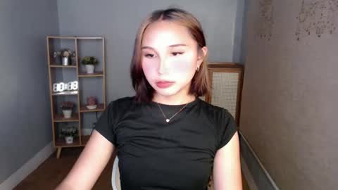 Snapshot of hottest_girl_vivianexx chatting on 03-08-25, 10:22    online show from 03-08-25, 10:22