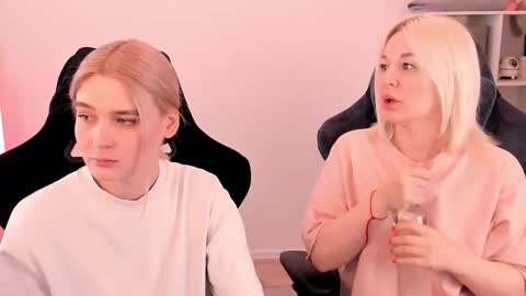 Nessie and Jessie online show from 03-06-25, 10:52