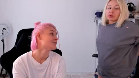 Nessie and Jessie online show from 09-25-25, 10:30