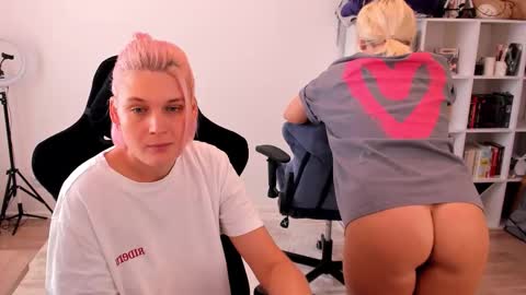 Nessie and Jessie online show from 10-03-25, 09:39