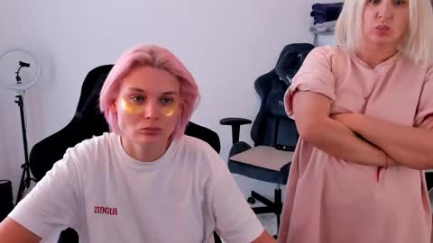 Nessie and Jessie online show from 10-04-25, 10:02