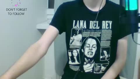 Snapshot of houdenni chatting on 02-08-25, 07:59 twinkie online show from 02-08-25, 07:59