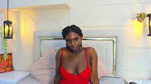 Snapshot of huddah_cam chatting on 02-13-25, 05:33 huddah online show from 02-13-25, 05:33