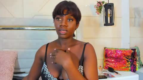 Snapshot of huddah_cam chatting on 02-26-25, 02:25 huddah online show from 02-26-25, 02:25