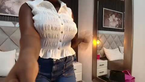 Snapshot of huddah_cam chatting on 09-17-25, 11:12 huddah online show from 09-17-25, 11:12