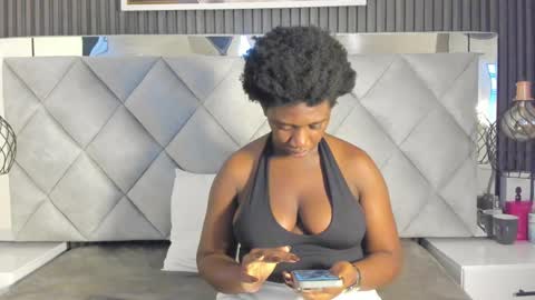 Snapshot of huddah_cam chatting on 09-19-25, 11:33 huddah online show from 09-19-25, 11:33