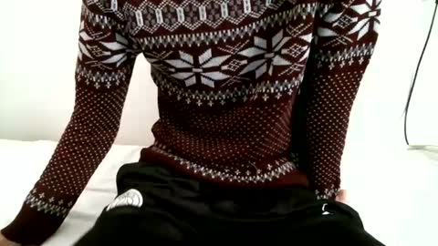 Snapshot of hug_me chatting on 02-24-25, 11:21 Keanu online show from 02-24-25, 11:21