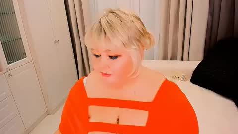 Snapshot of huge_booobs chatting on 11-14-25, 01:54 milli online show from 11-14-25, 01:54