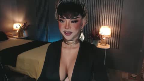 Snapshot of hugecockchristine chatting on 12-18-25, 08:42 Christine online show from 12-18-25, 08:42