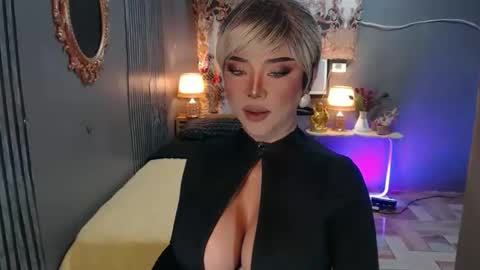 Snapshot of hugecockchristine chatting on 12-21-25, 05:20 Christine online show from 12-21-25, 05:20