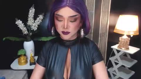 Snapshot of hugecockchristine chatting on 05-12-26, 05:04 Christine online show from 05-12-26, 05:04
