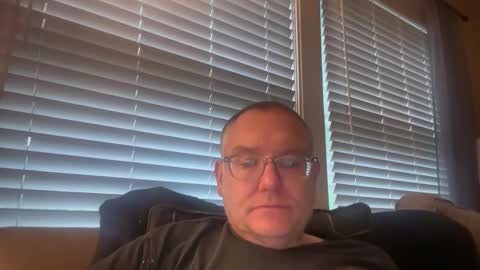 Snapshot of hungron9 chatting on 05-19-26, 12:33 AARON online show from 05-19-26, 12:33
