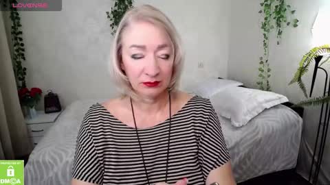 Snapshot of hunters_woman chatting on 10-12-25, 05:01 Irena online show from 10-12-25, 05:01