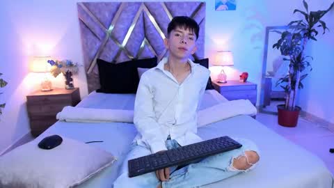 Son Hyunjin online show from 10-12-25, 04:28