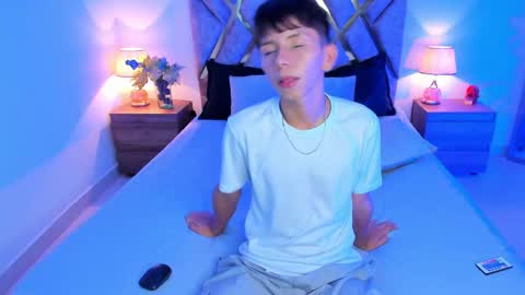 Son Hyunjin online show from 10-17-25, 11:40