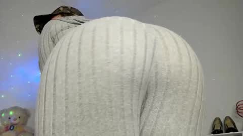 Hyun Joo online show from 02-27-26, 07:36