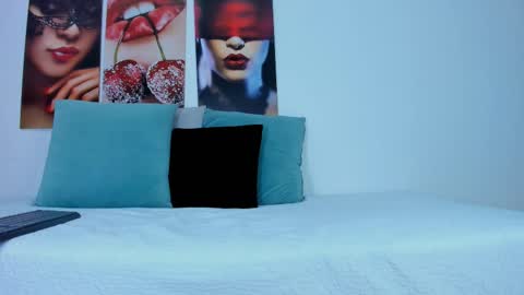 Snapshot of i_am_dolls chatting on 10-31-25, 08:32 The Dolls online show from 10-31-25, 08:32