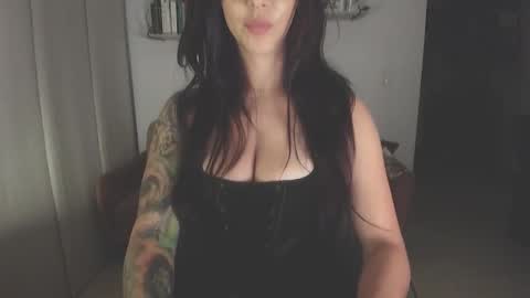 Snapshot of i_cant_believe_its_you chatting on 10-28-25, 02:48 Lana Banana online show from 10-28-25, 02:48